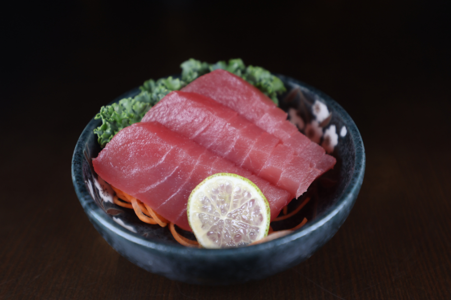 maguro sashimi <img title='Consumption of raw or under cooked' src='/css/raw.png' />