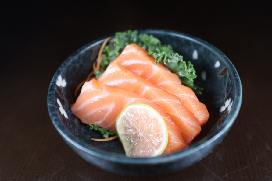 sake sashimi <img title='Consumption of raw or under cooked' src='/css/raw.png' />