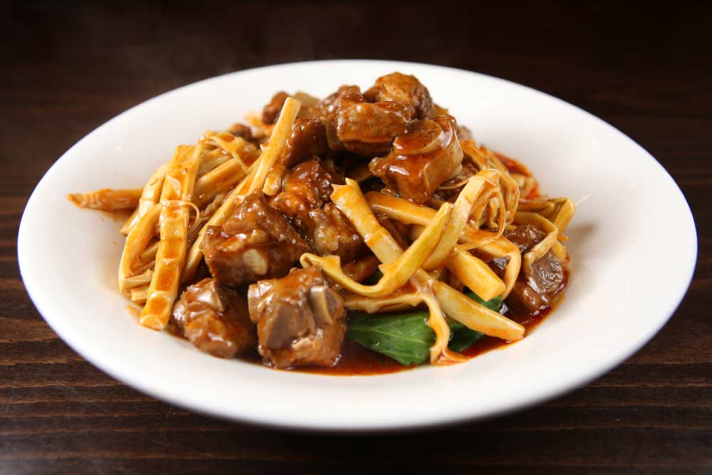 p02. spare ribs with fresh bamboo shoots 竹筍燒排骨[spicy]