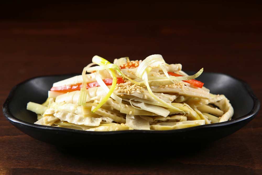 x06 fresh bamboo shoots w. special sauce (cold dish) 香油鲜笋尖