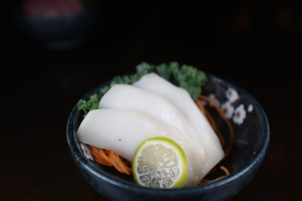 white tuna sashimi <img title='Consumption of raw or under cooked' src='/css/raw.png' />