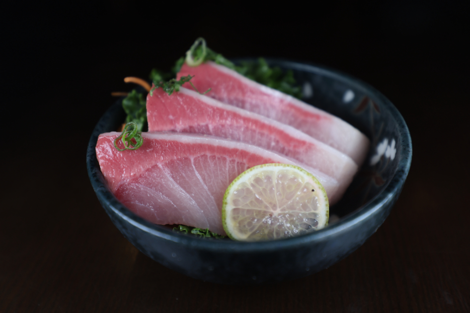 hamachi sashimi <img title='Consumption of raw or under cooked' src='/css/raw.png' />