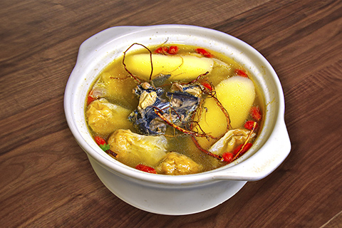 silkie chicken & meat dumpling soup 桃香乌鸡肉燕汤